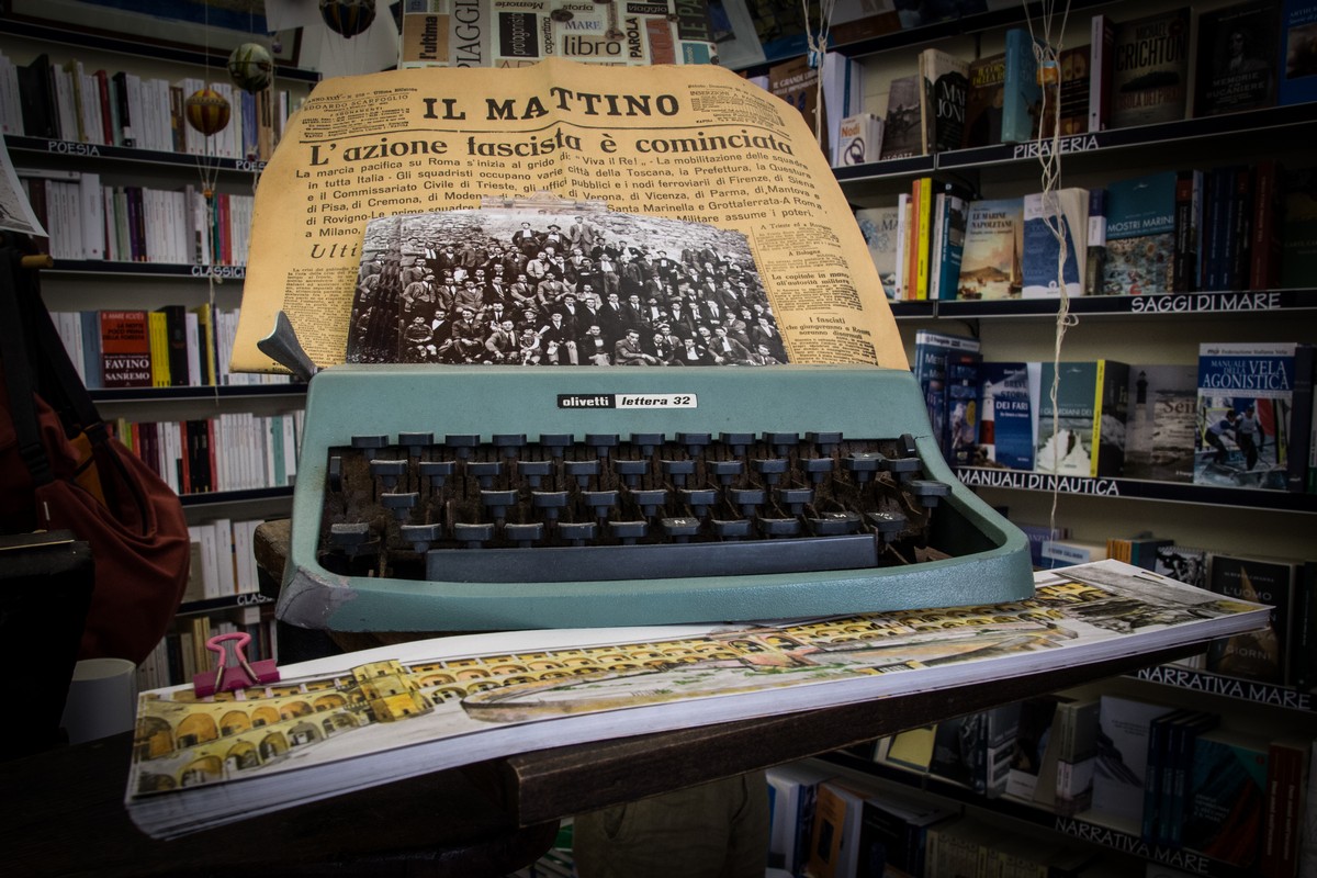 Olivetti typewriter and "Il Mattino" newspaper - Libreria Ultima Spiaggia