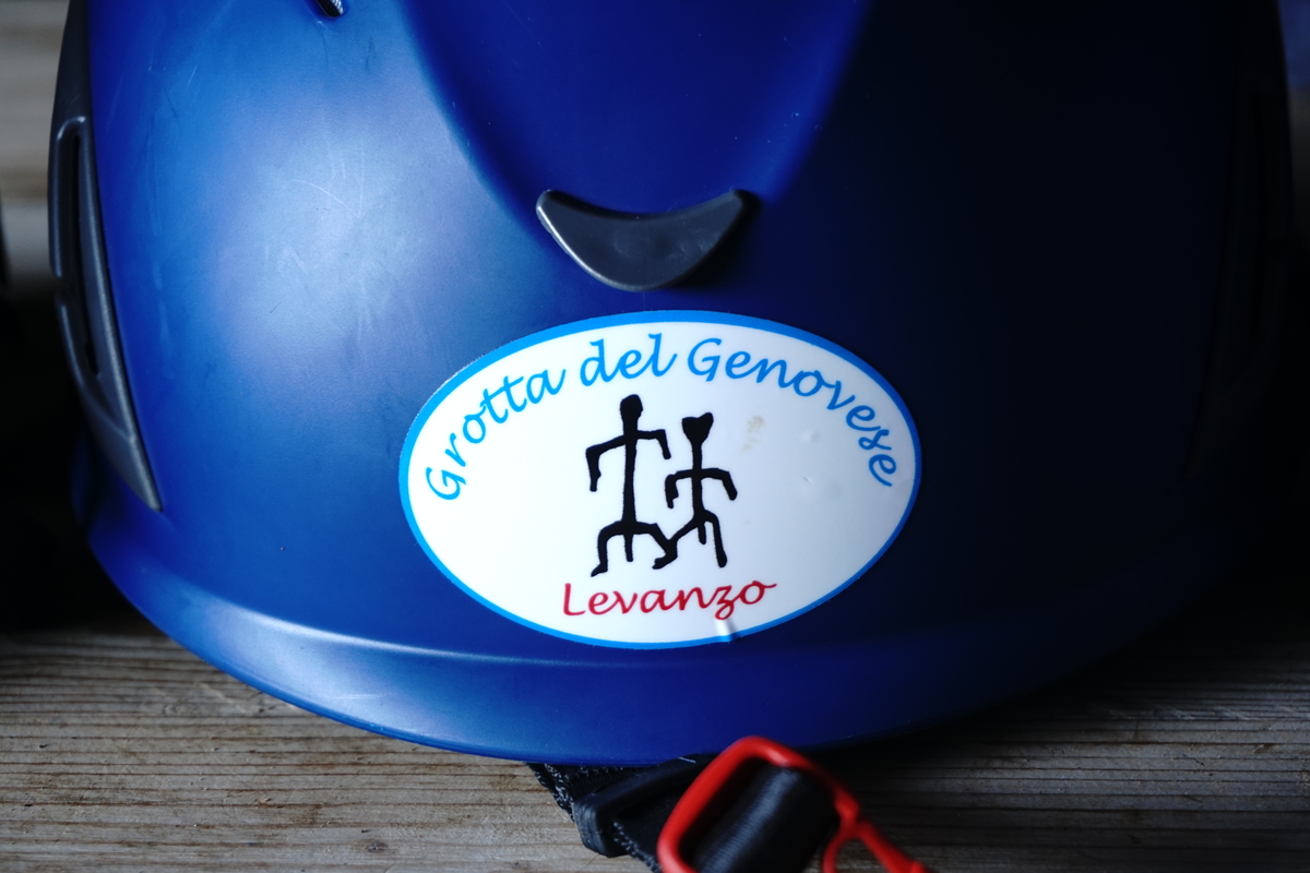 The protection helmet for the visit at the Grotta del Genovese