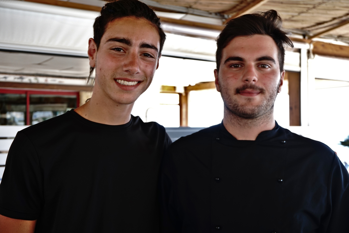 Il giovanissimo chef Giuseppe Ania e il suo aiutante - Ristorante Bar Arcobaleno